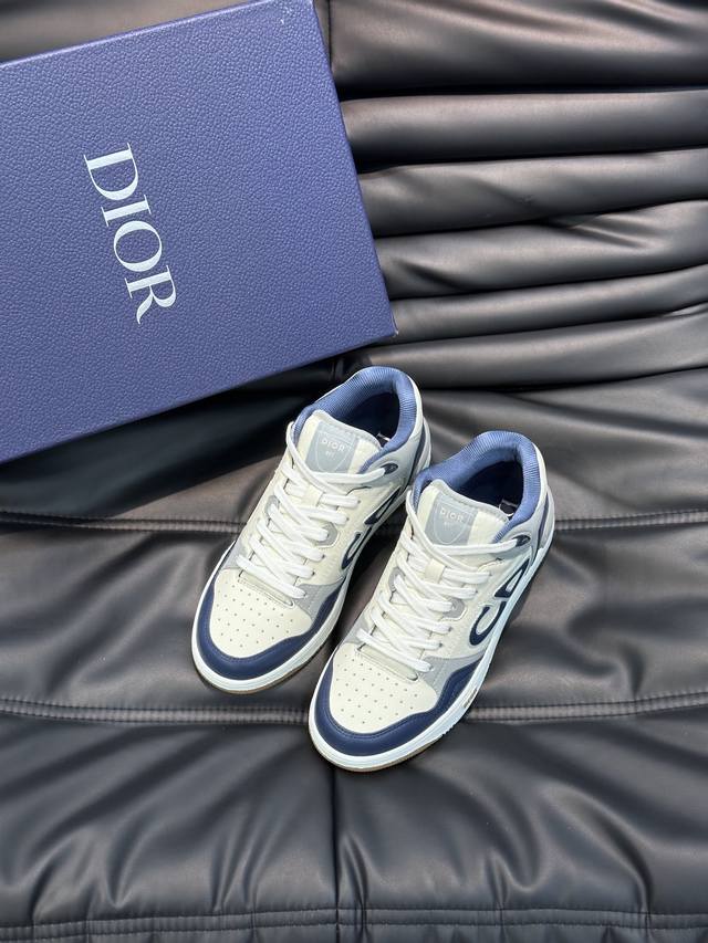 Dio B57中帮运动鞋出货 这款b57 中帮运动鞋是二零二四春季男装系列新品 重新诠释篮球鞋设计 成为 Dior 的经典单品 中帮系带款式 采用拼色牛皮革精心