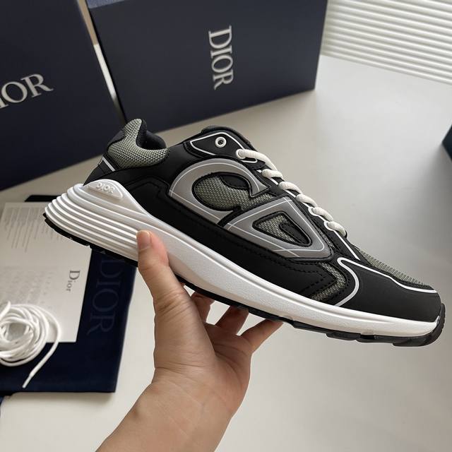 新款30运动鞋 B30 运动鞋作为别具一格的经典款新品 时尚而富有运动风范 采用灰色网眼织物精心制作 搭配煤灰色和灰色科技面料 饰以反光 Cd30 标志提升格调