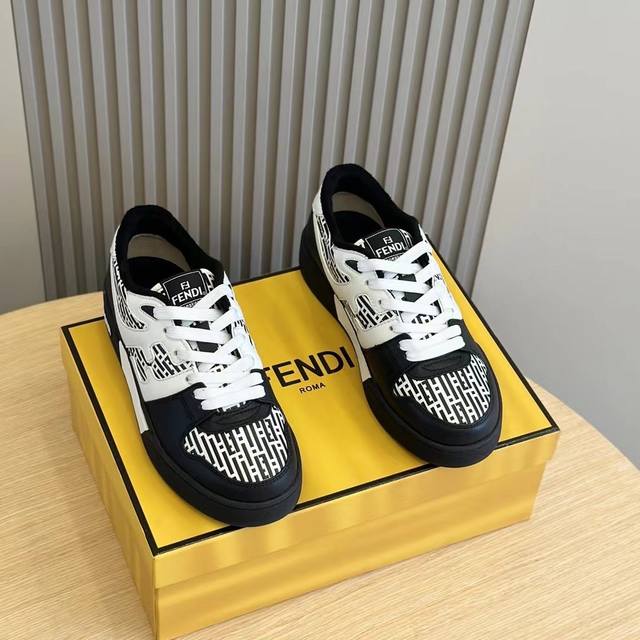 Fendi Match系带运动鞋 该单品来自stefano Pilati设计系列 采用牛皮材质 饰有ff Stripe 印花 黑色和白色皮革细节 侧面带fend - 点击图像关闭