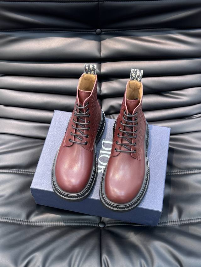 Dior Buffalo男士高帮系带靴 2024春季男装系列新品 将打破常规的特色元素与 Dior 的高订美学风格理想结合 黑色光滑牛皮革鞋面搭配饰以同色调凹陷