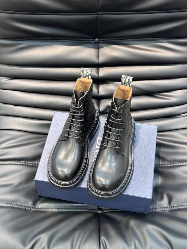 Dior Buffalo男士高帮系带靴 2024春季男装系列新品 将打破常规的特色元素与 Dior 的高订美学风格理想结合 黑色光滑牛皮革鞋面搭配饰以同色调凹陷