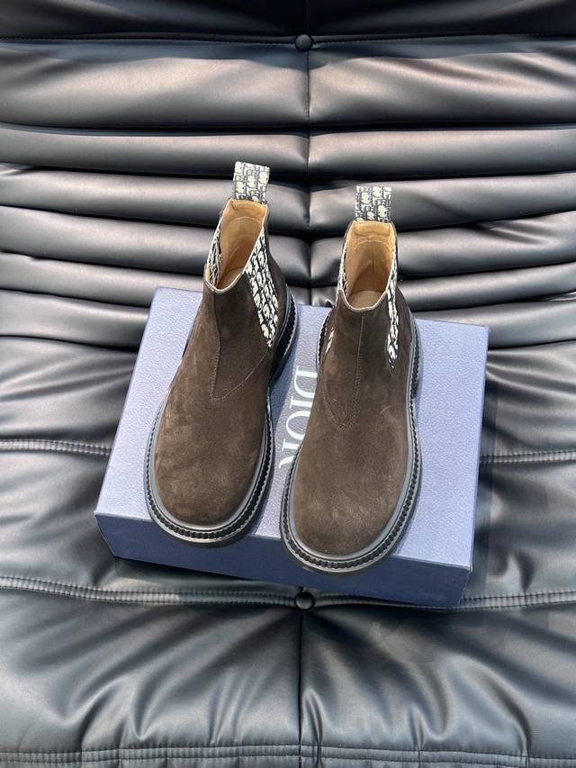 Dior Explorer 及踝靴 2024春季男装系列新品 融入高订元素 重新诠释切尔西短靴 采用牛皮革精心制作 侧面饰以米色和黑色 Oblique 印花弹力 - 点击图像关闭