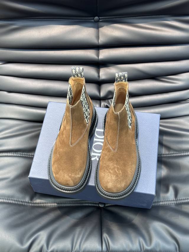 Dior Explorer 及踝靴 2024春季男装系列新品 融入高订元素 重新诠释切尔西短靴 采用牛皮革精心制作 侧面饰以米色和黑色 Oblique 印花弹力