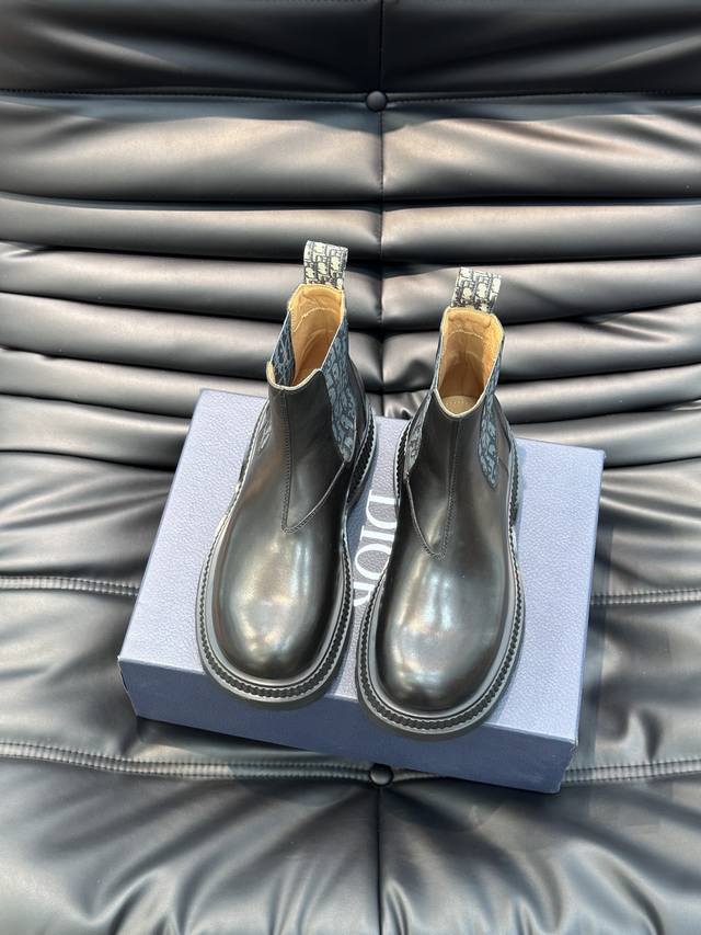 Dior Explorer 及踝靴 2024春季男装系列新品 融入高订元素 重新诠释切尔西短靴 采用牛皮革精心制作 侧面饰以米色和黑色 Oblique 印花弹力