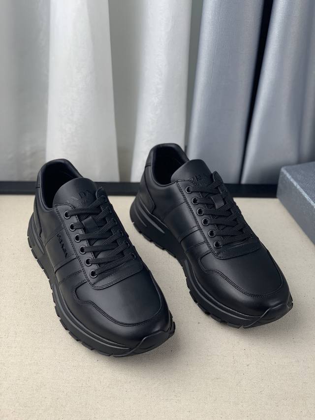 普拉达 Prada更新到货 专柜同步 这款运动鞋采用nevada皮革和prada尼龙制作 颇具九十年代风情 鞋履配有别致的凹凸花纹橡胶鞋底 彰显特色 黑色进口纳