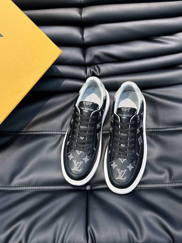 Louis xUittox 男士经典休闲运动鞋 本款 Beverly Hills 运动鞋为柔软牛皮革描摹经典 Monogram 印花 塑造优雅鞋面 橡胶外底厚实