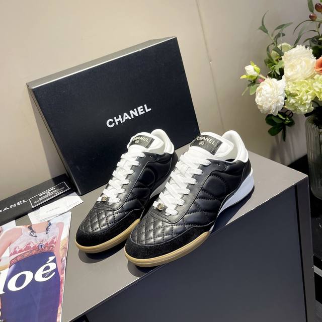 Chanel 女款 Size:女35-40 女41 42订做 Chanel香奈儿 专柜顶级休闲款运动鞋 这款经典设计 鞋面多种工艺电绣的风格 大底却时尚运动 不