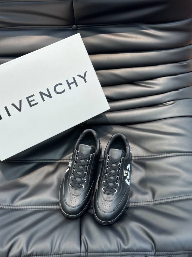 Givenchx 纪梵希男士厚底休闲鞋 采用进口小牛皮打造 鞋身3D打印logo装饰 鞋舌真皮logo装饰 立体复合式拼接缝合 内里小牛皮 舒适度高 元 Siz