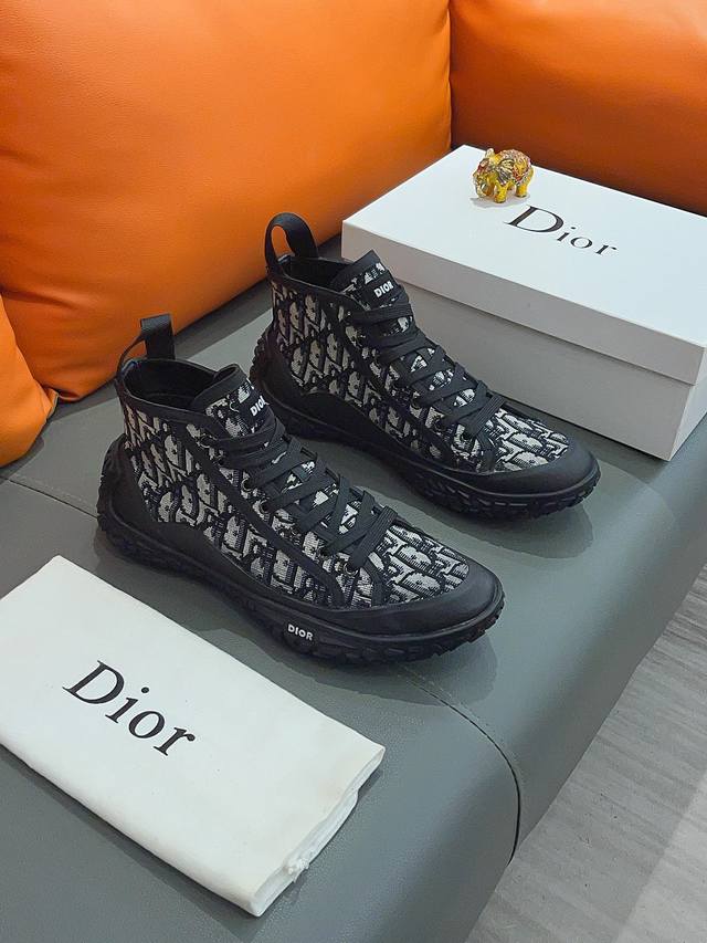 商品名称 Dior 迪奥 正规码数: 38-44 休闲鞋 商品材料 精选 进口帆布鞋面 舒适羊皮内里 原厂特供大底