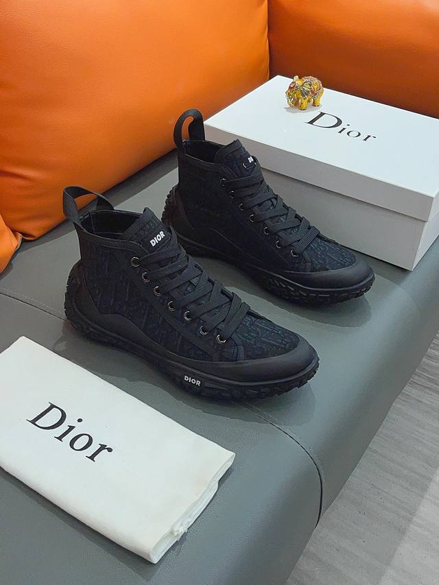商品名称 Dior 迪奥 正规码数: 38-44 休闲鞋 商品材料 精选 进口帆布鞋面 舒适羊皮内里 原厂特供大底