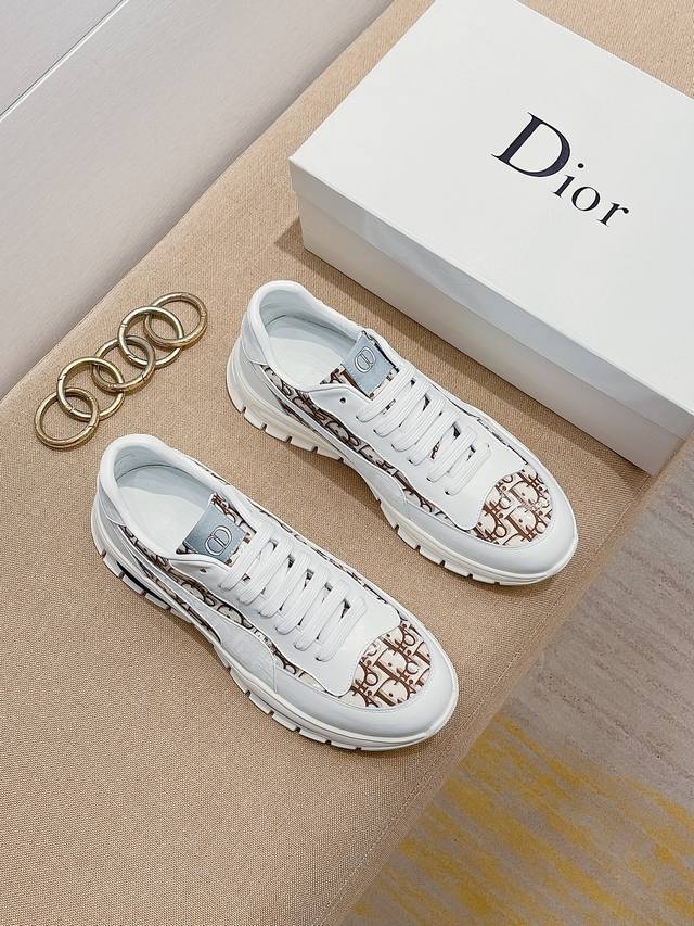 迪奥 Dior 最 新款精心打造 引爆全场 不断创新的国际品牌 此款男士四季运动休闲鞋 原版版本 鞋面采用全皮面料 皮垫脚真爆超轻防滑大底 透气舒适以质量说话长