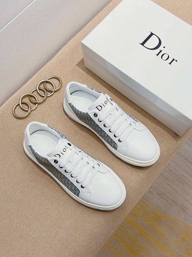 迪奥 Dior 最 新款精心打造 引爆全场 不断创新的国际品牌 此款男士四季运动休闲鞋 原版版本 鞋面采用全皮面料 皮垫脚真爆超轻防滑大底 透气舒适以质量说话长