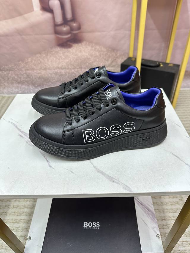 Boss 原版经典款休闲鞋本款是官方主打经典款 1:1质量 原厂名师制作 采用进口布料拼接牛皮舒适羊皮内里 完美楦型 大方时尚的设计 吸引了众多消费者的追捧 适