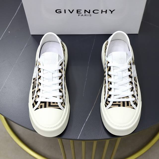 品牌 Givenchy 纪梵希 标准码 男码38 44 45定制 等级 官网同款 原单品质 材料 原版品牌布匹材质 舒适透气猪皮内里 牛皮垫脚 原版大底 款式类