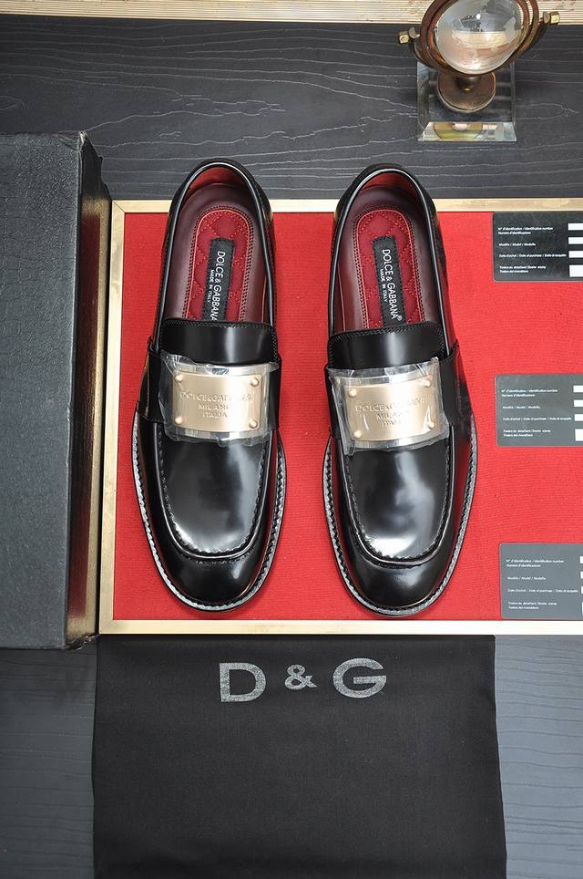 D&G Bernini 系列莫卡辛鞋 点缀全新仿古标牌 采用 Mino 小牛皮制成 真皮大底 复古与亮泽质感相得益彰 释放当代考究魅力 Size 38-44 4