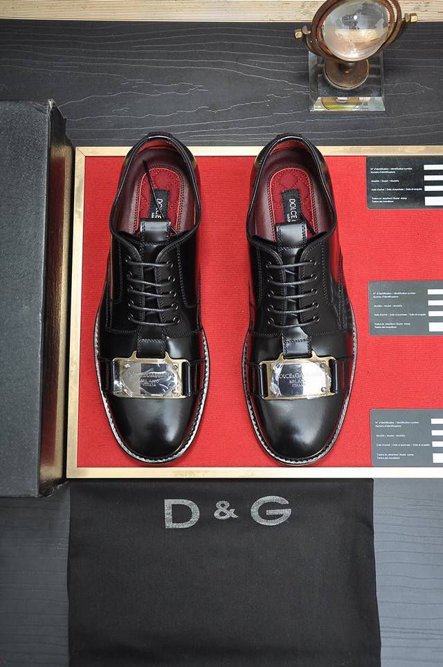 D&G Bernini 系列莫卡辛鞋 点缀全新仿古标牌 采用 Mino 小牛皮制成 真皮大底 复古与亮泽质感相得益彰 释放当代考究魅力 Size 38-44 4