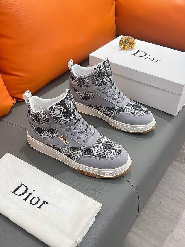 商品名称 Dior 迪奥 正规码数: 38-44 高帮鞋 商品材料 精选 进口牛皮鞋面 舒适羊皮内里 原厂特供大底