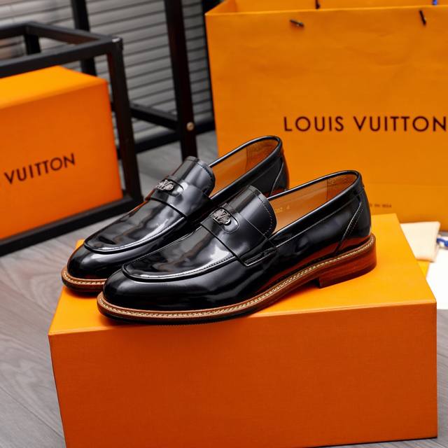 商品商标 Louis Vuitton 路易威登 正装鞋 正码码数: 38-44 商品材料 精选原版鞋面 牛皮内里 原版大底