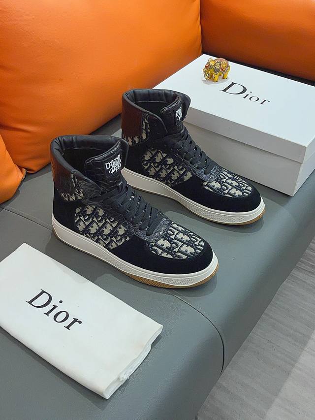商品名称 Dior 迪奥 正规码数: 38-44 高帮鞋 商品材料 精选 进口牛皮鞋面 舒适羊皮内里 原厂特供大底