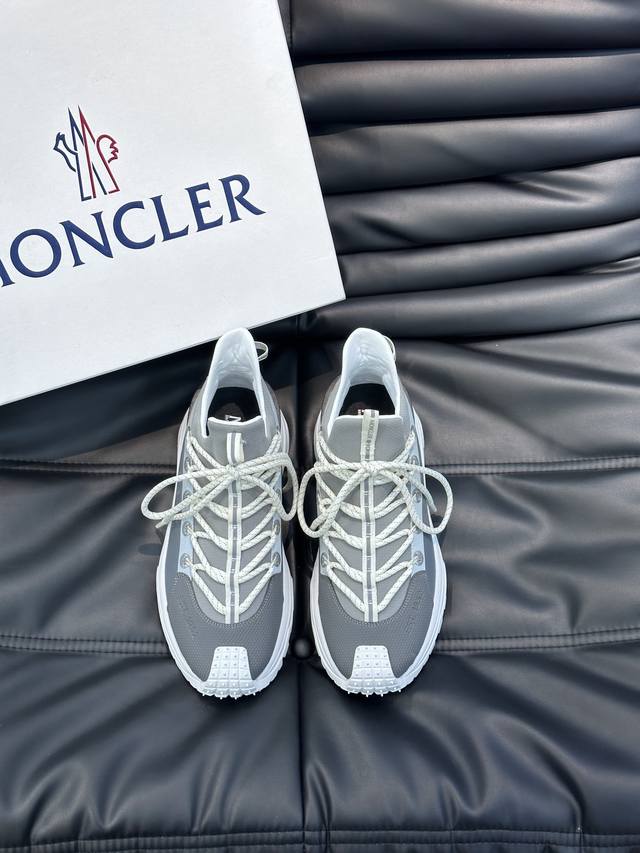 Moncler 蒙口男士户外系带运动鞋 具有舒适防滑性能 采用皮革和科技面料制成 专为户外跑步或都市漫步而设 兼备创新 功能性与图形细节于一体 从高山氛围汲取灵 - 点击图像关闭