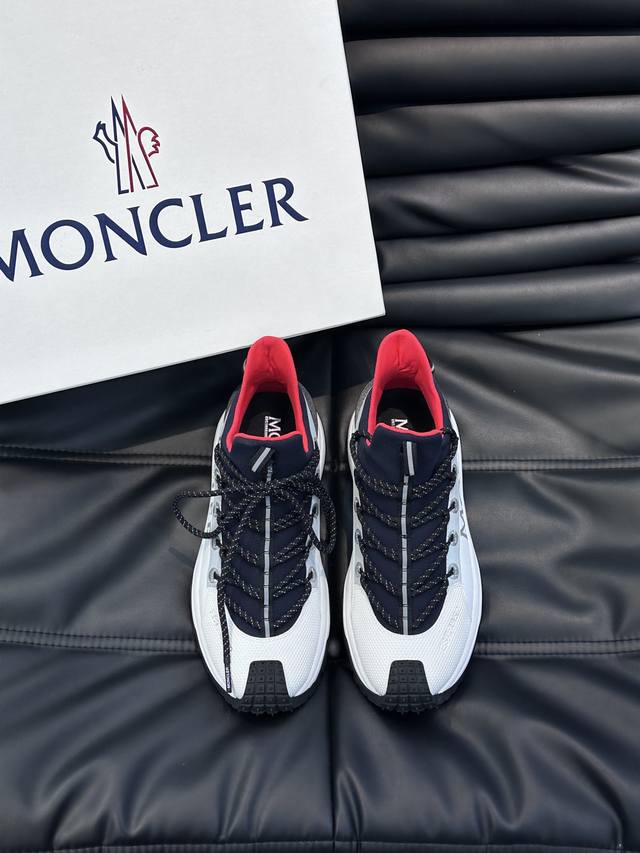 Moncler 蒙口男士户外系带运动鞋 具有舒适防滑性能 采用皮革和科技面料制成 专为户外跑步或都市漫步而设 兼备创新 功能性与图形细节于一体 从高山氛围汲取灵 - 点击图像关闭