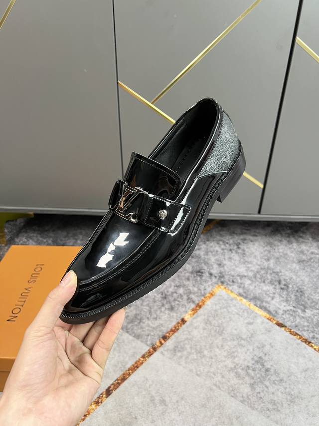 品牌 Louis Vuitton 路易威登 描述 最新款lv男士务商休闲男鞋皮鞋 奢华尊贵那是须必的 全部采进用口原版牛皮 只为打造更为舒的适穿着体验 漆皮鞋面
