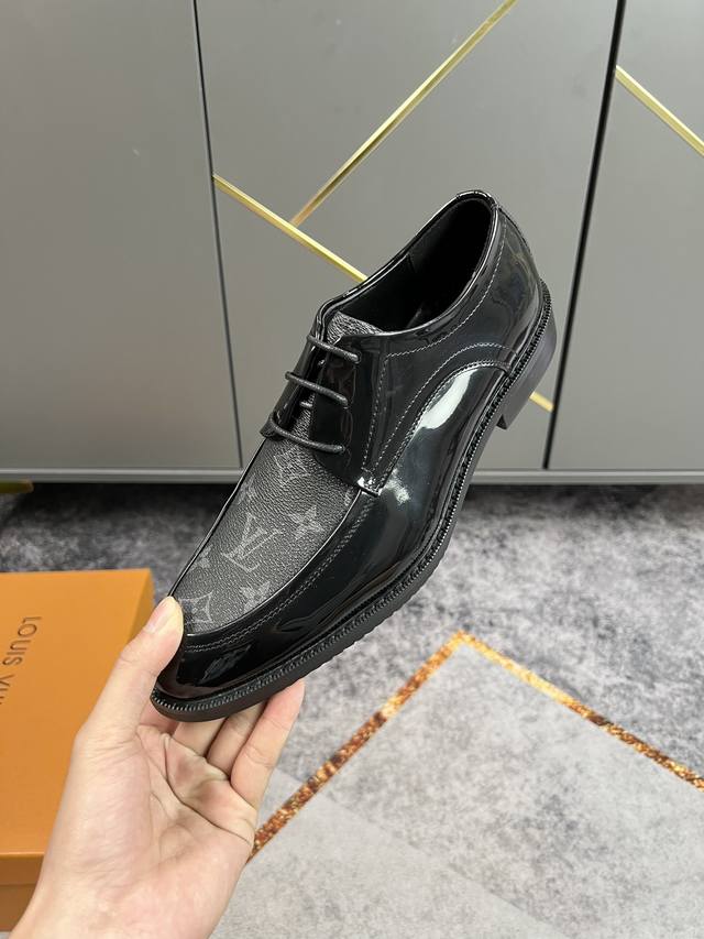 品牌 Louis Vuitton 路易威登 描述 最新款lv男士务商休闲男鞋皮鞋 奢华尊贵那是须必的 全部采进用口原版牛皮 只为打造更为舒的适穿着体验 漆皮鞋面