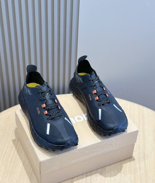 杰尼亚 X Norda 低帮跑鞋 一比一还原 将可回收材料融入设计 从而让跑鞋性能和可持续性的完美结合得到验证 无缝鞋面搭配 Vibram 鞋底 提供卓越贴合性