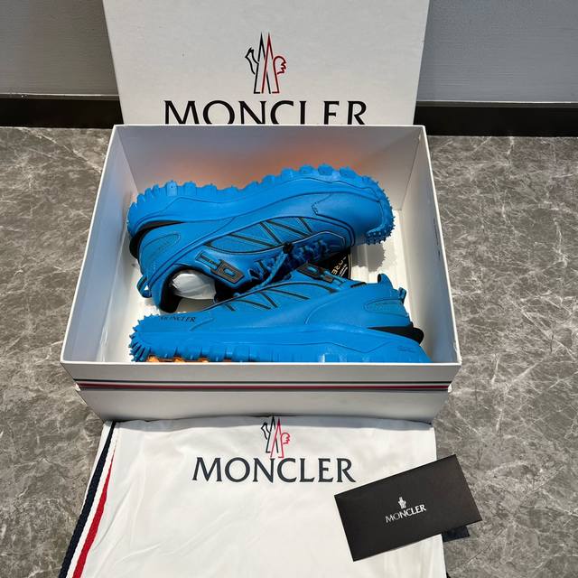 顶级版本moncler 盟可睐 Trailgrip Gtx 蓝色trailgrip运动鞋专为户外设计 提供舒适性和稳定性 这款运动鞋采用kevlar网布制成 重