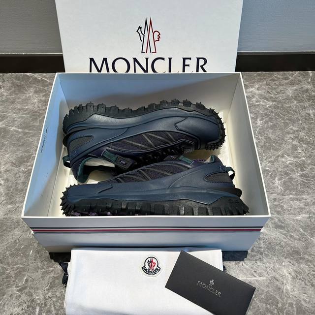 顶级版本moncler 盟可睐 Trailgrip 蓝黑 Trailgrip运动鞋专为户外设计 提供舒适性和稳定性 这款运动鞋采用kevlar网布制成 重量轻