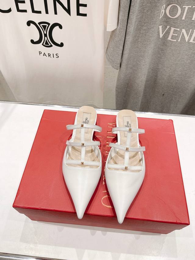 高版本出厂 New 顶级制作 Valentinox 华伦天奴24Ss春夏走秀款凉拖鞋 创新与经典巧妙的结合在一起 其经典带领着每年时尚 每一款鞋子都是百搭神器