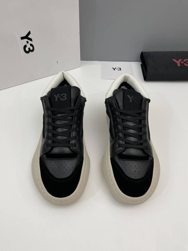 批 Y-3 Centennial Lo 新款男士织物皮革低帮休闲运动鞋出货 Y-3 Centennial Lo是以篮球为灵感的 Y-3 鞋 对篮球轮廓的现代诠释