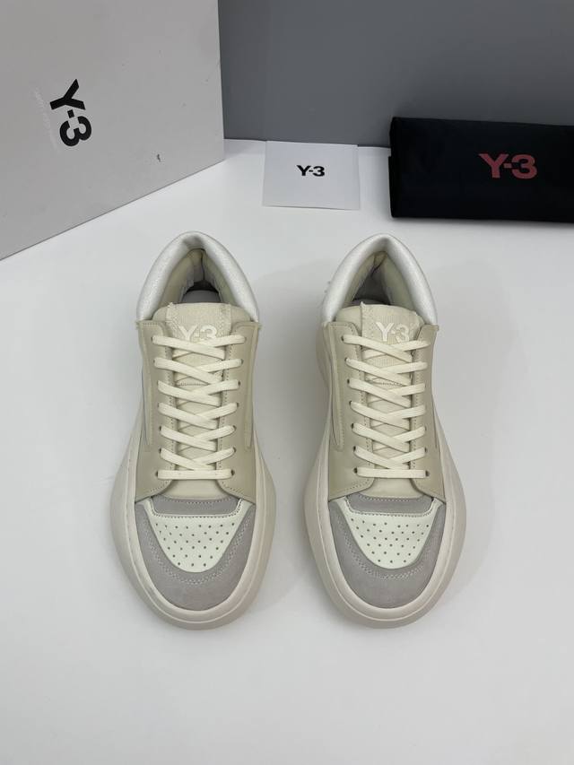 批 Y-3 Centennial Lo 新款男士织物皮革低帮休闲运动鞋出货 Y-3 Centennial Lo是以篮球为灵感的 Y-3 鞋 对篮球轮廓的现代诠释 - 点击图像关闭
