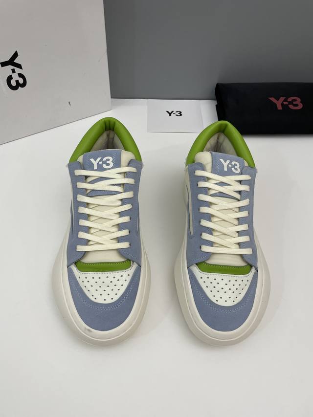 批 Y-3 Centennial Lo 新款男士织物皮革低帮休闲运动鞋出货 Y-3 Centennial Lo是以篮球为灵感的 Y-3 鞋 对篮球轮廓的现代诠释