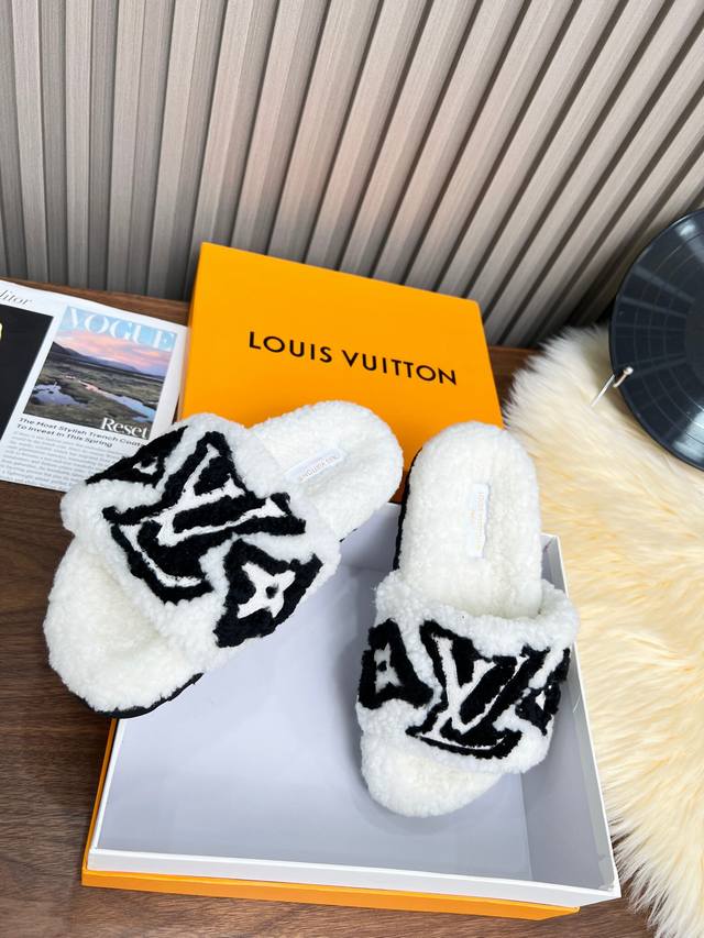 Louis Vuitton 新款羊毛拖鞋 纯皮毛一体羔羊毛打造 超温暖的感觉 穿上仿佛踩在云朵上lv经典老花装饰 精致高级 让这双毛拖身价陡增 鞋底是原版开模的