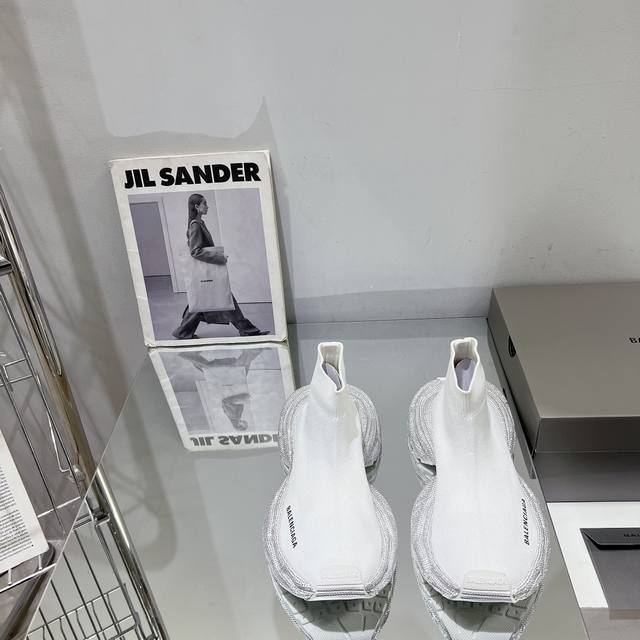 男装10 Balenciaga巴黎世家手工烫钻3Xl袜子鞋系列 复古休闲运动鞋 系列推出探索时尚界对于原创与挪用的概念 以全新系列致敬传承与经典 以标志性bal