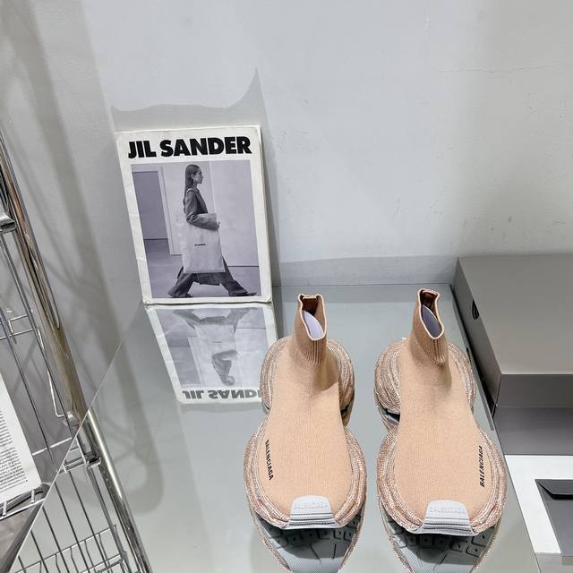 男装10 Balenciaga巴黎世家手工烫钻3Xl袜子鞋系列 复古休闲运动鞋 系列推出探索时尚界对于原创与挪用的概念 以全新系列致敬传承与经典 以标志性bal