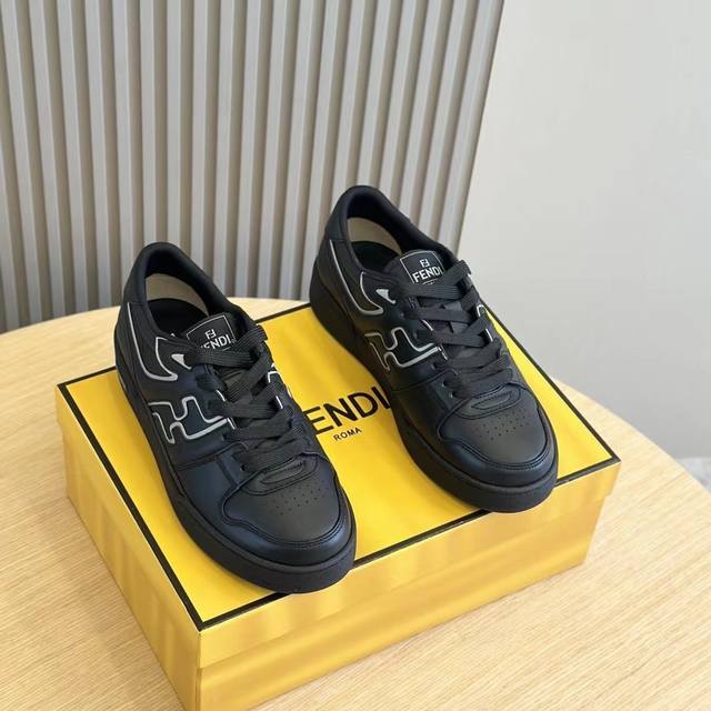 Fendi Match系带运动鞋 该单品来自stefano Pilati设计系列 采用牛皮材质 饰有ff Stripe 印花 黑色和白色皮革细节 侧面带fend
