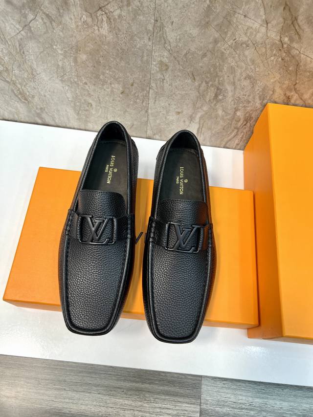 L家 经典豆豆鞋 Monte Carlo 莫卡辛鞋 作为路易 最具标志性的设计之一 一脚蹬乐福鞋此次选用柔软进口荔枝纹牛皮打造 为手缝鞋面点缀 Monogram