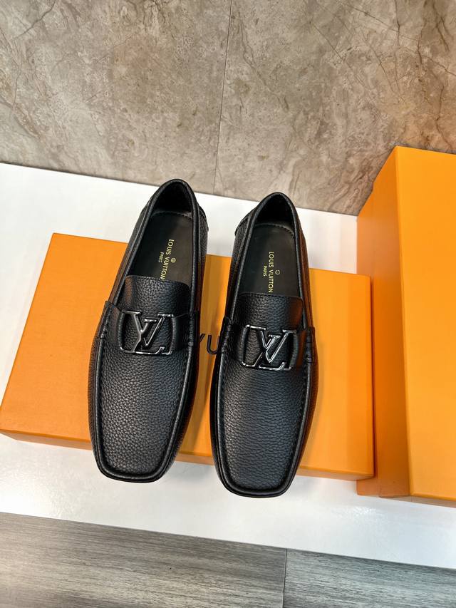 L家 经典豆豆鞋 Monte Carlo 莫卡辛鞋 作为路易 最具标志性的设计之一 一脚蹬乐福鞋此次选用柔软进口荔枝纹牛皮打造 为手缝鞋面点缀 Monogram