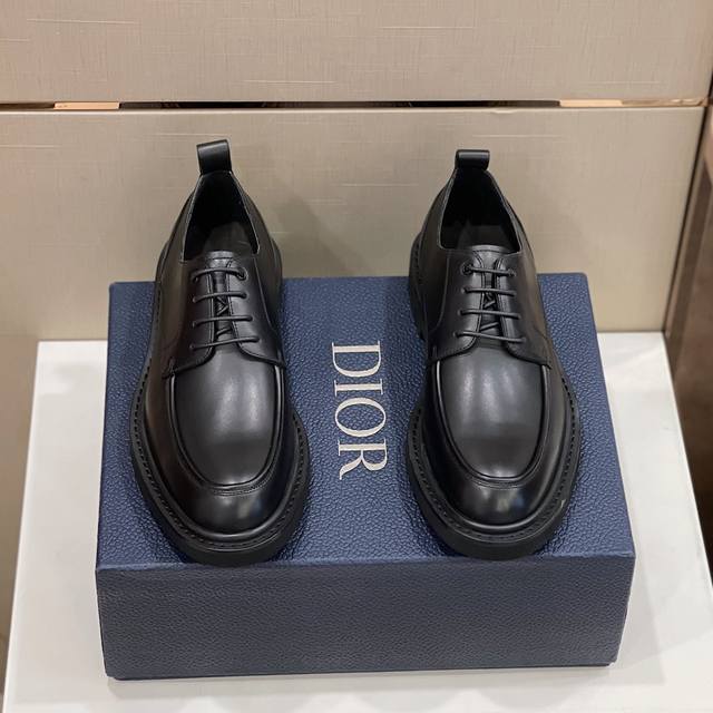 迪奥dior男款最新乐福鞋 是本季新品 融合经久不衰的优雅气质与 摩登风范 采用黑色抛光牛皮革精心制作 富有层次感 皮革和橡胶鞋底融入布雷克工艺 搭配可为本季各