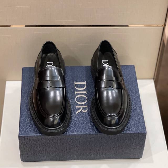 迪奥dior男款最新乐福鞋 是本季新品 融合经久不衰的优雅气质与 摩登风范 采用黑色抛光牛皮革精心制作 富有层次感 皮革和橡胶鞋底融入布雷克工艺 搭配可为本季各