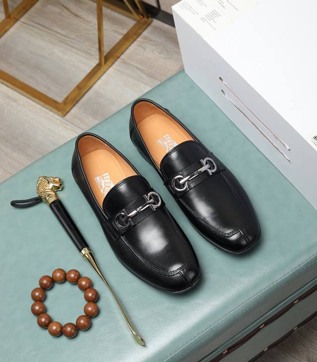 水染牛里 菲拉格慕 高端 Salvatore Ferragamo 是国际顶级的鞋类奢侈品牌 来自时尚王国意大利 以传统手工设计和款式新颖誉满全球 专柜同步发售新