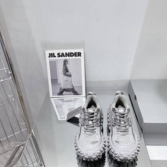 男装10 春夏balenciaga巴黎世家轮胎鞋最新款轮胎底复古休闲运动鞋系列推出the Hacker Project系列探索时尚界对于原创与挪用的概念 以全新