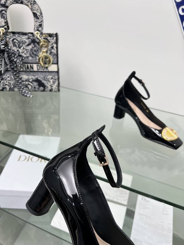 黑色漆皮 Dior迪奥 2024新季圆跟玛丽珍方头单鞋 新款spectadior 芭蕾高跟鞋于发布秀精彩亮相 重新诠释经典的玛丽珍鞋 彰显高雅时尚的风格 单色调