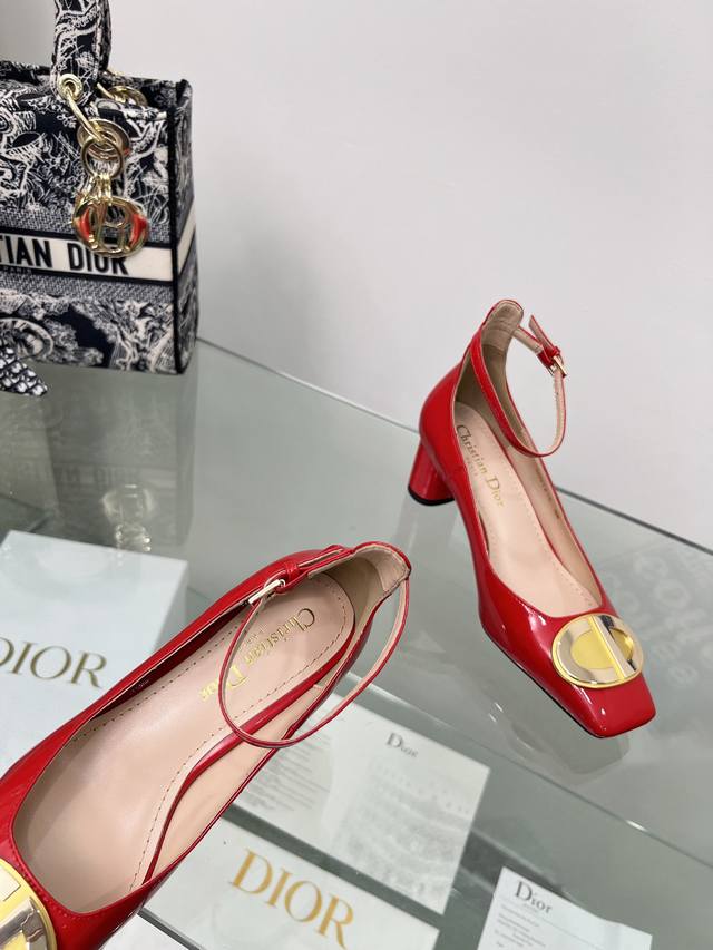 大红漆皮 Dior迪奥 2024新季圆跟玛丽珍方头单鞋 新款spectadior 芭蕾高跟鞋于发布秀精彩亮相 重新诠释经典的玛丽珍鞋 彰显高雅时尚的风格 单色调