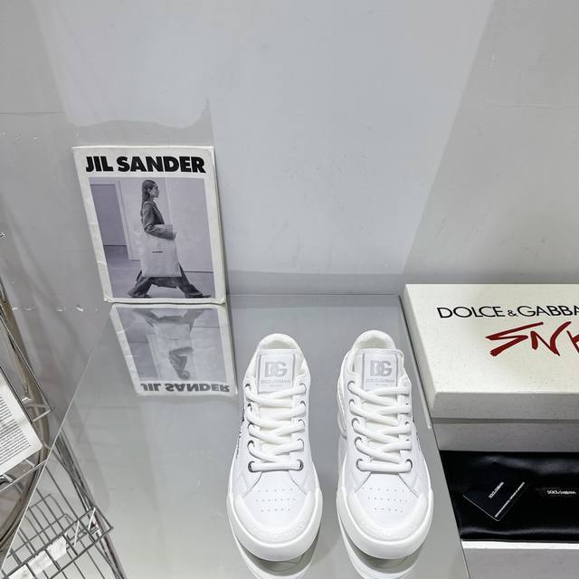 Dolce&Gabbana 杜嘉班纳秋冬爆款 情侣休闲运动鞋 原版购入 开发 做货 Dg Together 系列以品牌 Dna 摩登视角灵感源泉 新一代年轻人为