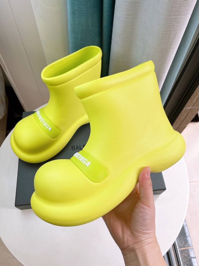 毛里 Balenciaga 巴黎世家 Ss秋冬新款雨靴系列娃娃头字母雨靴 这款平底在欧美街拍中出境率超高 Ins也是火了一把 面料:开模tpu一体成型 内里:原