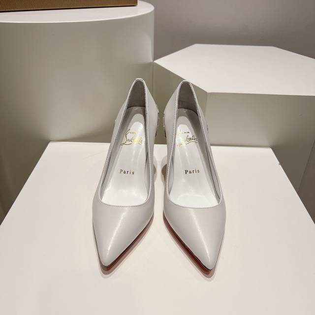 顶级版 原版盒 Christian Louboutin 2024S原版做货重工cl Ginko系列高跟鞋 鞋面: Ginkgo系列的灵感来自品牌创始人对花朵的无