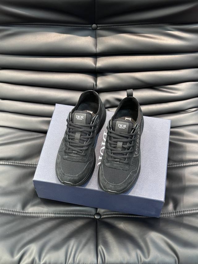 Dior B25 Runner 男士休闲运动鞋 这款 B25 Runner 运动鞋结合运动版型与 Dior 优雅的经典标识 采用牛皮革拼接原版网面精心制作 饰以